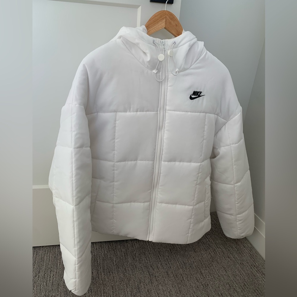Woman's Nike Coat 
Puffer Jacket
This coat is New never worn